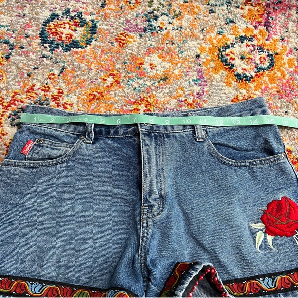 Vtg 90s Y2K Outlaw Blue Denim Wmbroidered Rose Beaded Jean Shorts 100% Cotton‎ 3 - Picture 10 of 14
